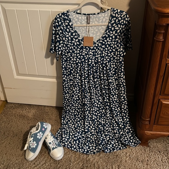 Super cute Daisy sneakers! - Picture 4 of 4